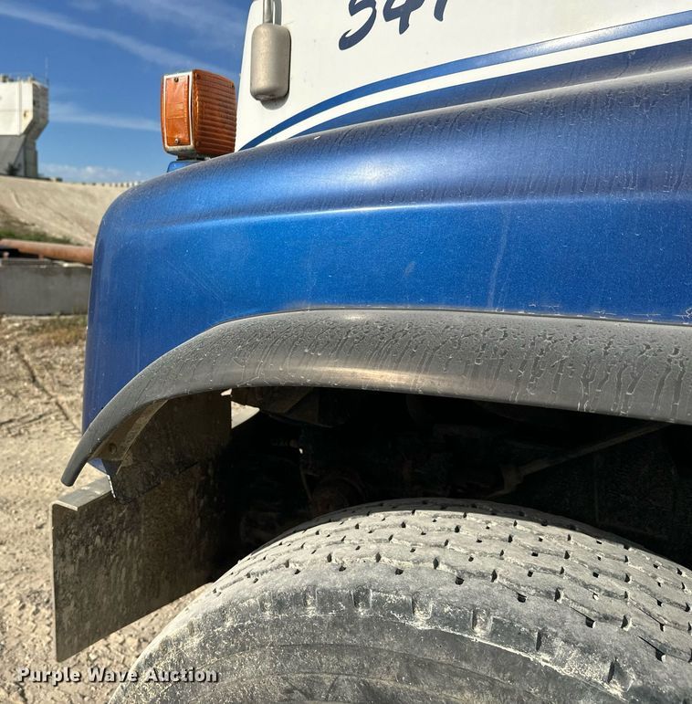 image for item DW4263 2005 International 5600I ready mix truck