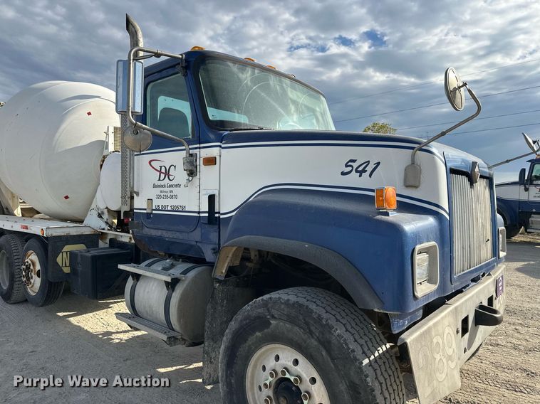 image for item DW4263 2005 International 5600I ready mix truck