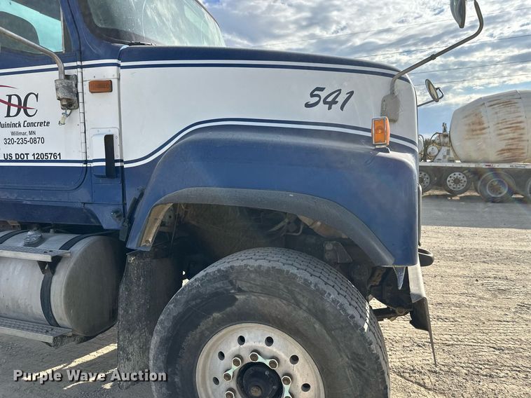 image for item DW4263 2005 International 5600I ready mix truck