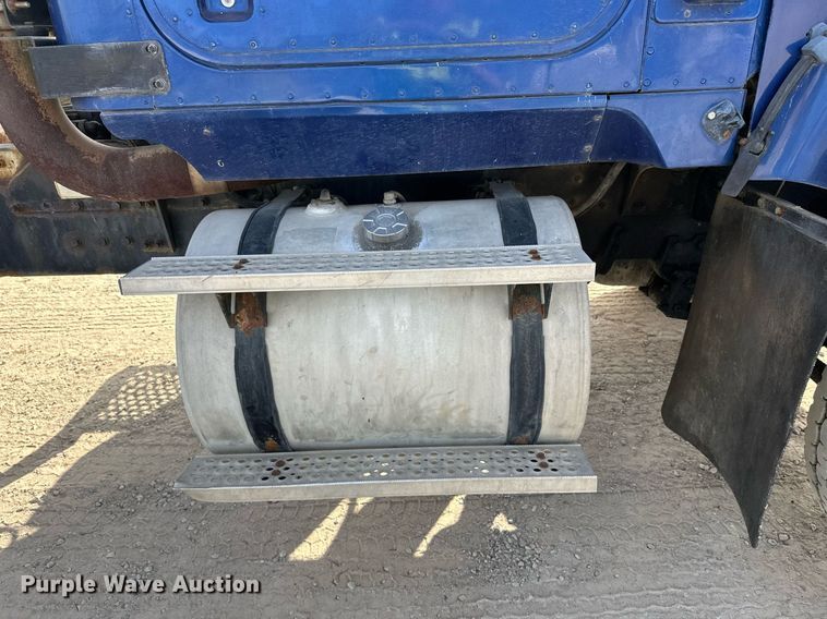 image for item DW4263 2005 International 5600I ready mix truck