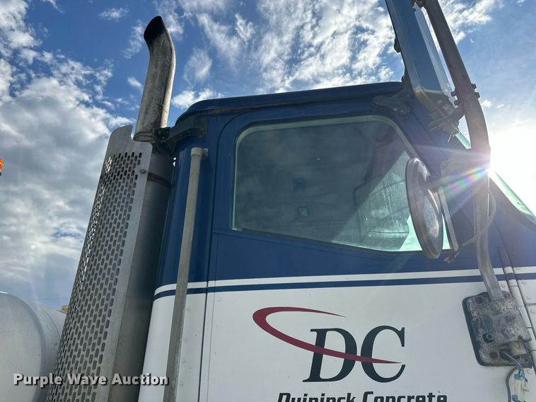 image for item DW4263 2005 International 5600I ready mix truck