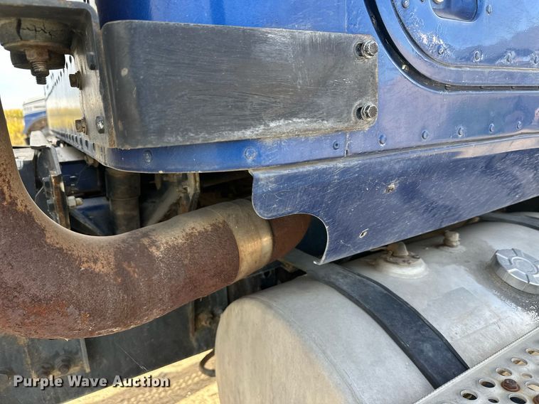 image for item DW4263 2005 International 5600I ready mix truck