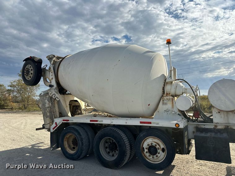 image for item DW4263 2005 International 5600I ready mix truck