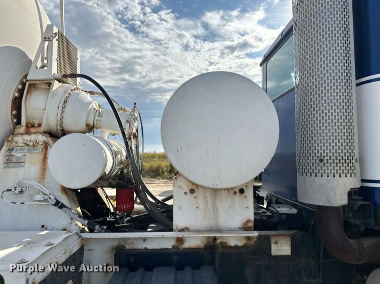 image for item DW4263 2005 International 5600I ready mix truck