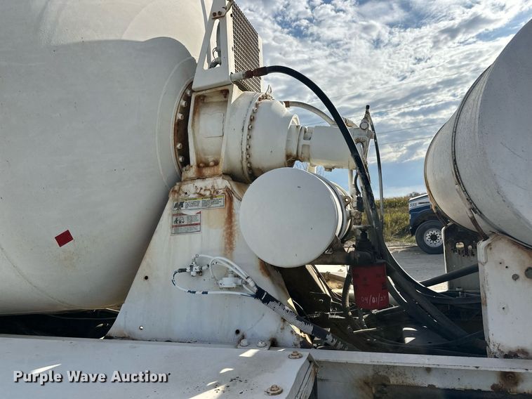 image for item DW4263 2005 International 5600I ready mix truck