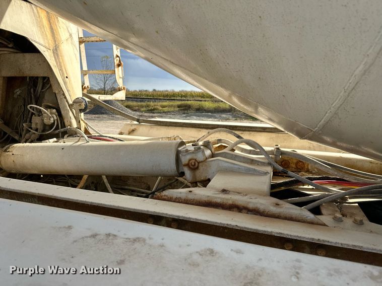 image for item DW4263 2005 International 5600I ready mix truck