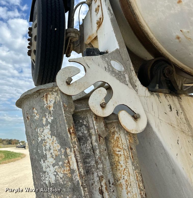 image for item DW4263 2005 International 5600I ready mix truck