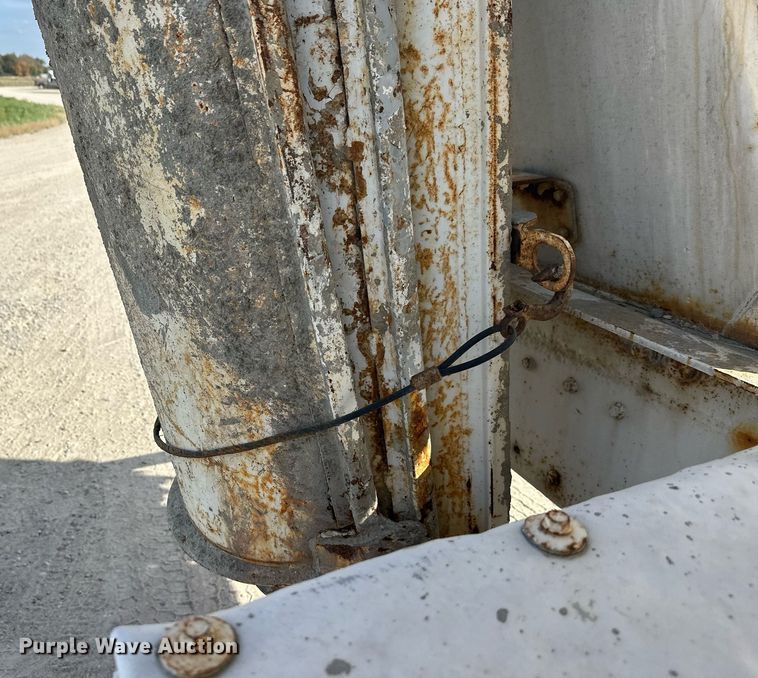 image for item DW4263 2005 International 5600I ready mix truck