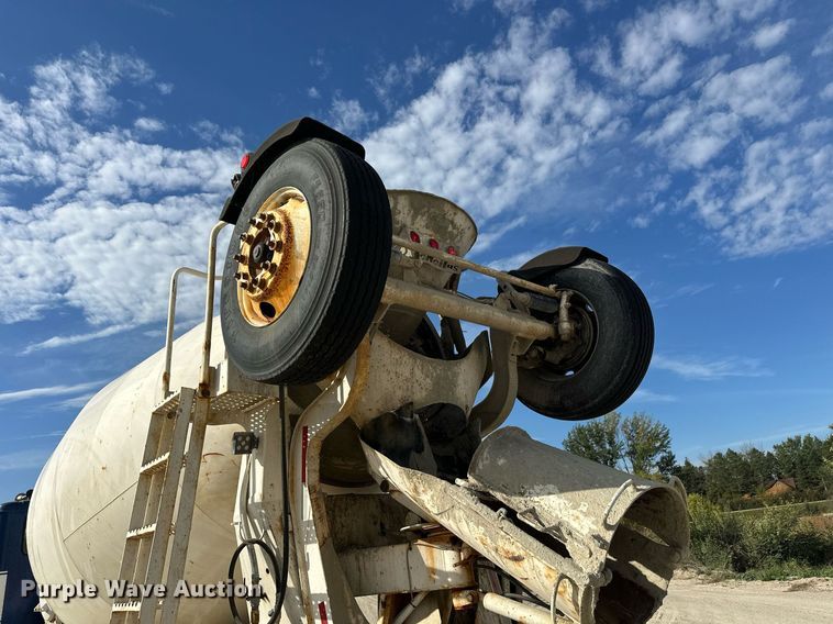 image for item DW4263 2005 International 5600I ready mix truck