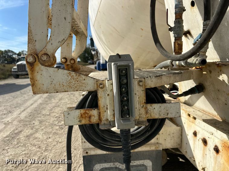 image for item DW4263 2005 International 5600I ready mix truck