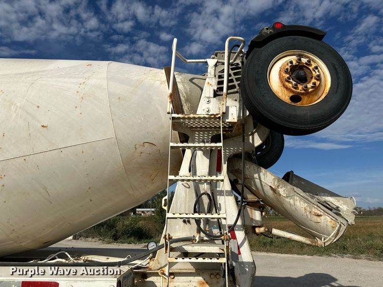 image for item DW4263 2005 International 5600I ready mix truck