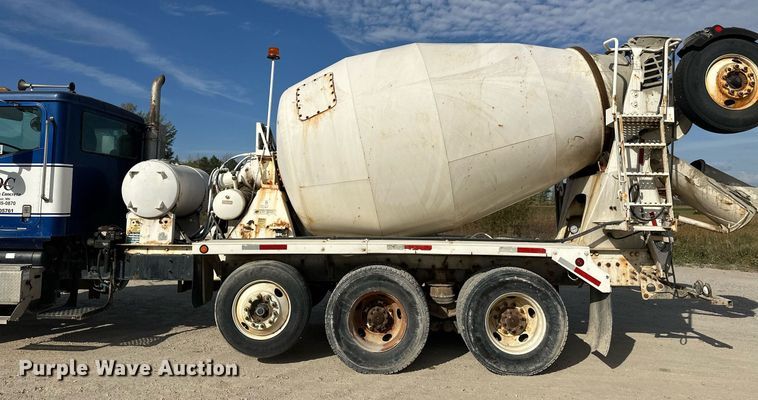 image for item DW4263 2005 International 5600I ready mix truck