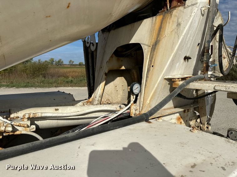 image for item DW4263 2005 International 5600I ready mix truck