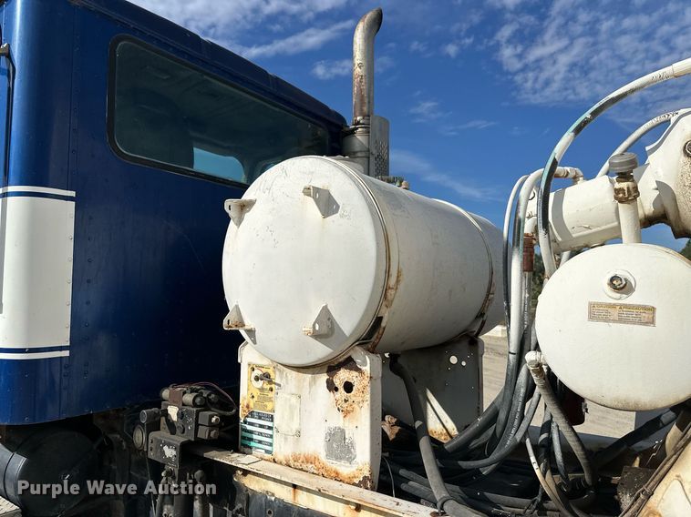 image for item DW4263 2005 International 5600I ready mix truck