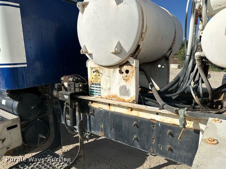 image for item DW4263 2005 International 5600I ready mix truck