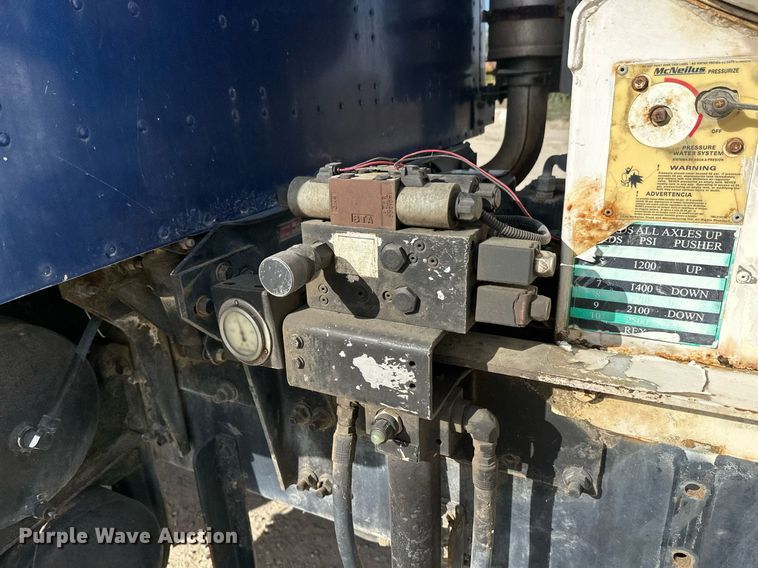 image for item DW4263 2005 International 5600I ready mix truck