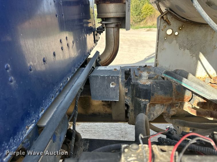 image for item DW4263 2005 International 5600I ready mix truck