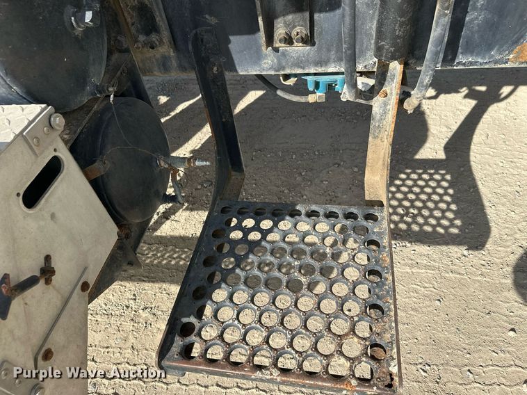 image for item DW4263 2005 International 5600I ready mix truck