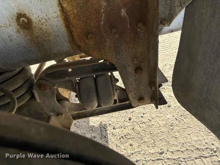 image for item DW4263 2005 International 5600I ready mix truck