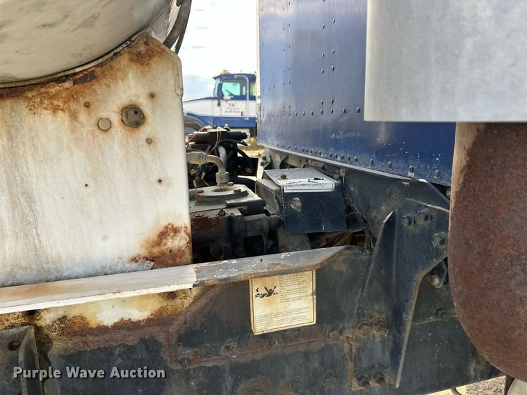 image for item DW4263 2005 International 5600I ready mix truck