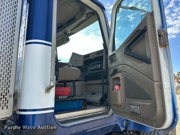 image for item DW4263 2005 International 5600I ready mix truck