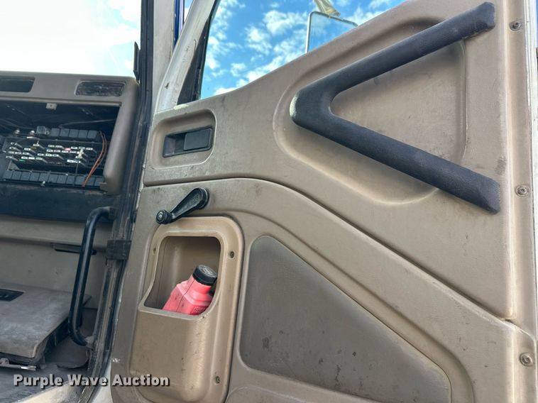 image for item DW4263 2005 International 5600I ready mix truck