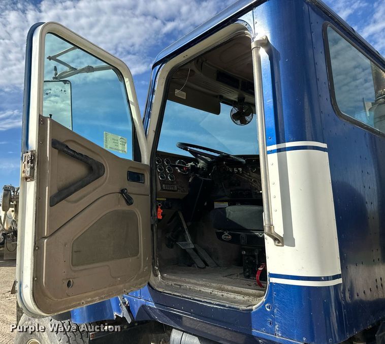 image for item DW4263 2005 International 5600I ready mix truck