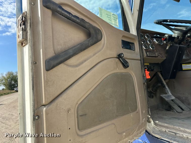 image for item DW4263 2005 International 5600I ready mix truck