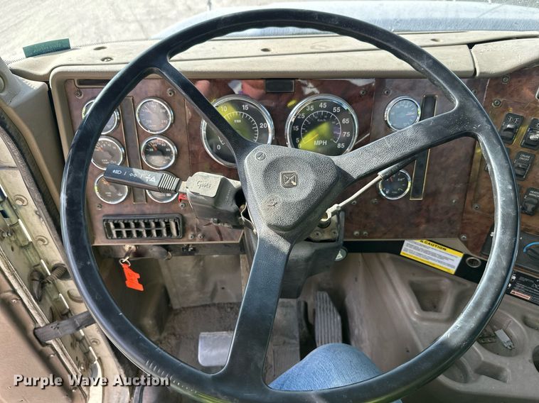 image for item DW4263 2005 International 5600I ready mix truck