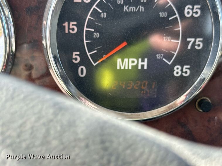 image for item DW4263 2005 International 5600I ready mix truck