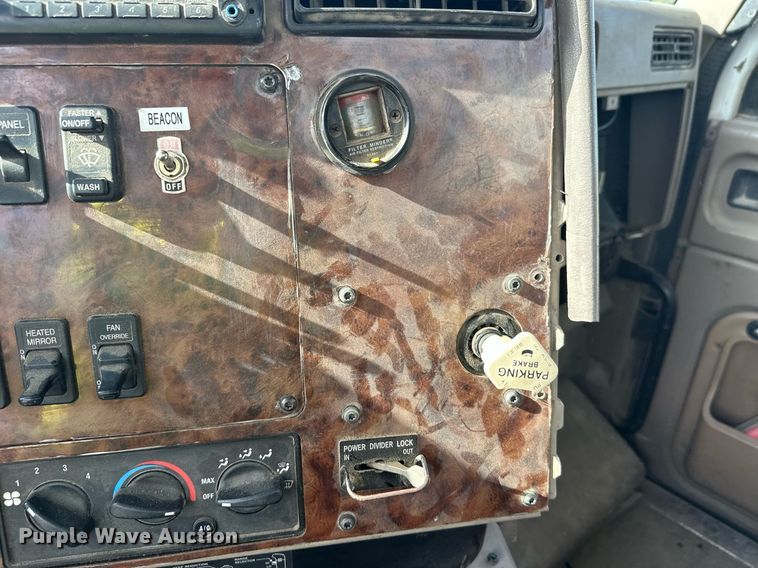 image for item DW4263 2005 International 5600I ready mix truck