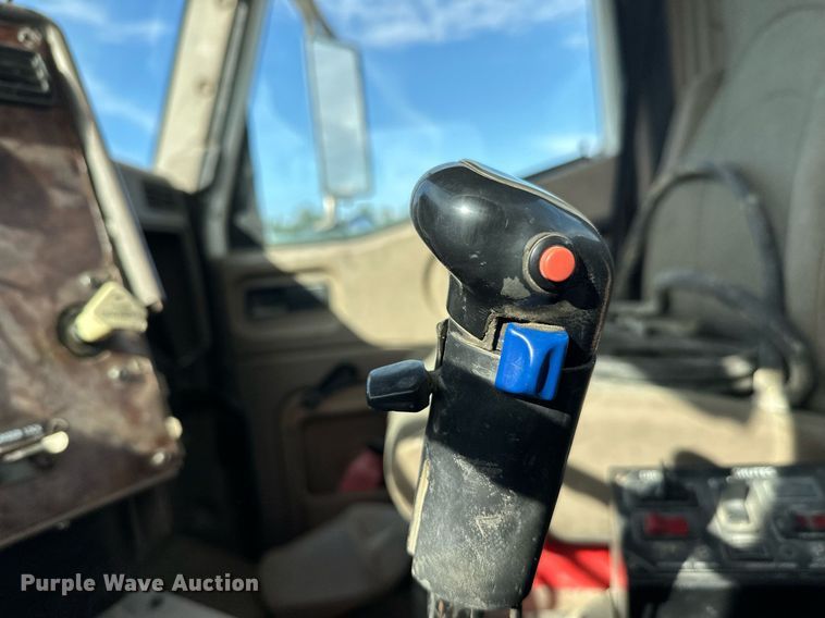 image for item DW4263 2005 International 5600I ready mix truck