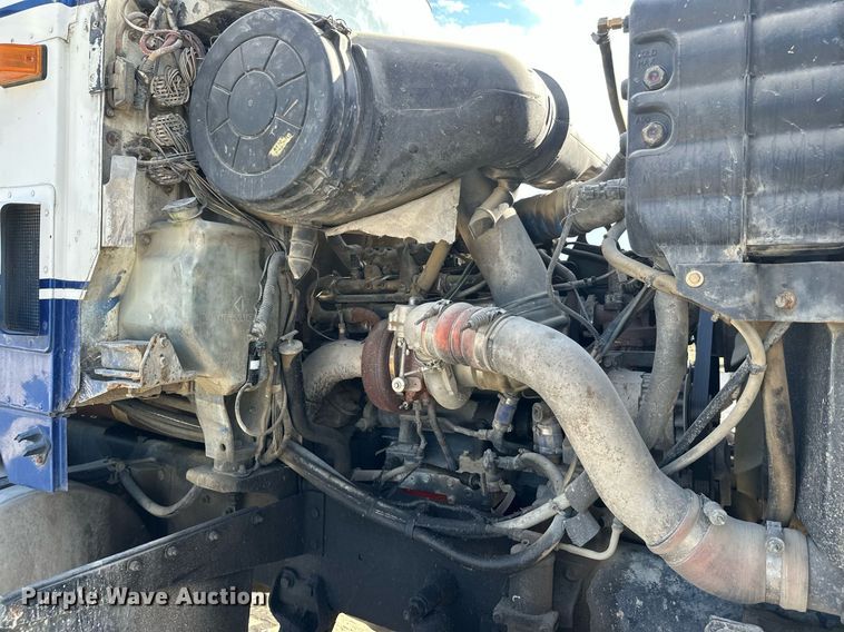 image for item DW4263 2005 International 5600I ready mix truck