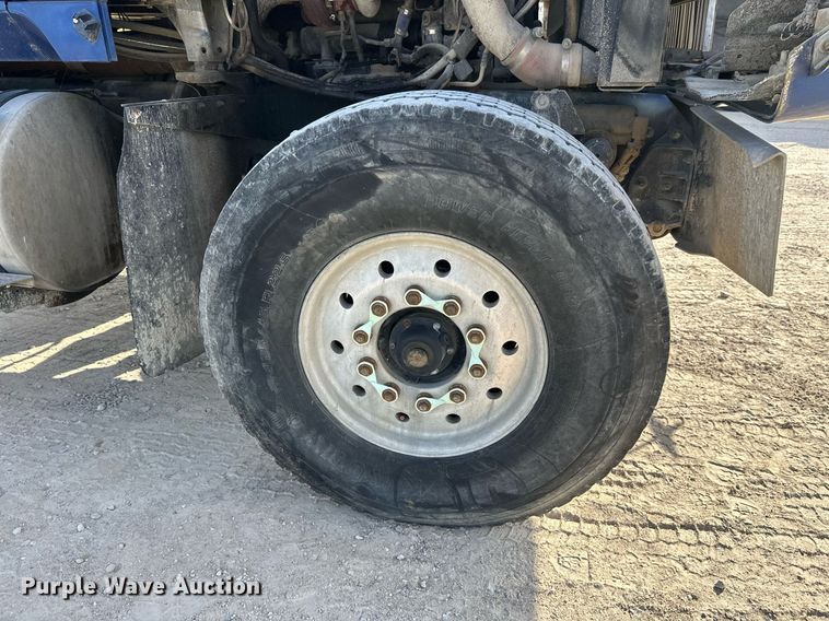 image for item DW4263 2005 International 5600I ready mix truck