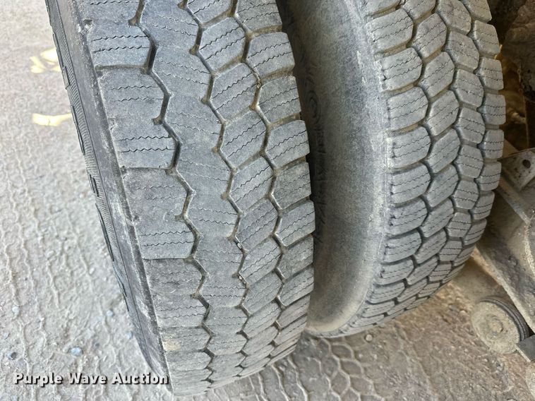 image for item DW4263 2005 International 5600I ready mix truck