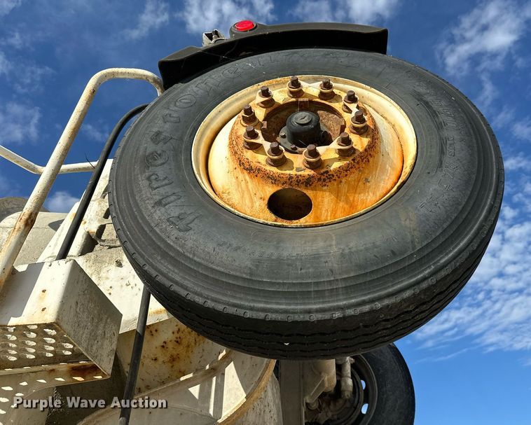 image for item DW4263 2005 International 5600I ready mix truck