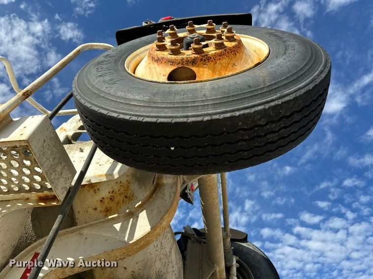 image for item DW4263 2005 International 5600I ready mix truck