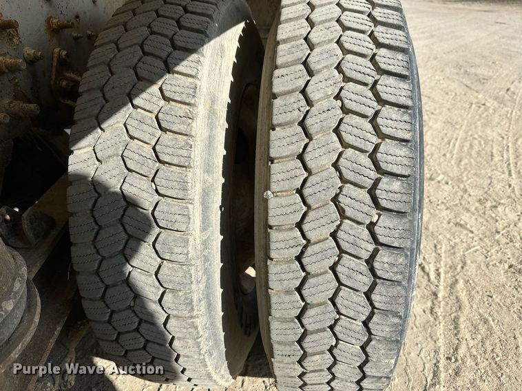 image for item DW4263 2005 International 5600I ready mix truck