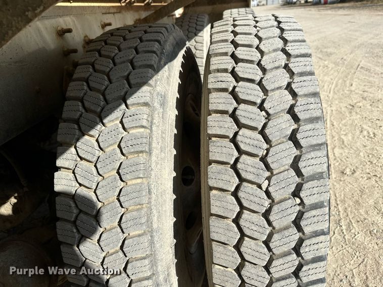 image for item DW4263 2005 International 5600I ready mix truck