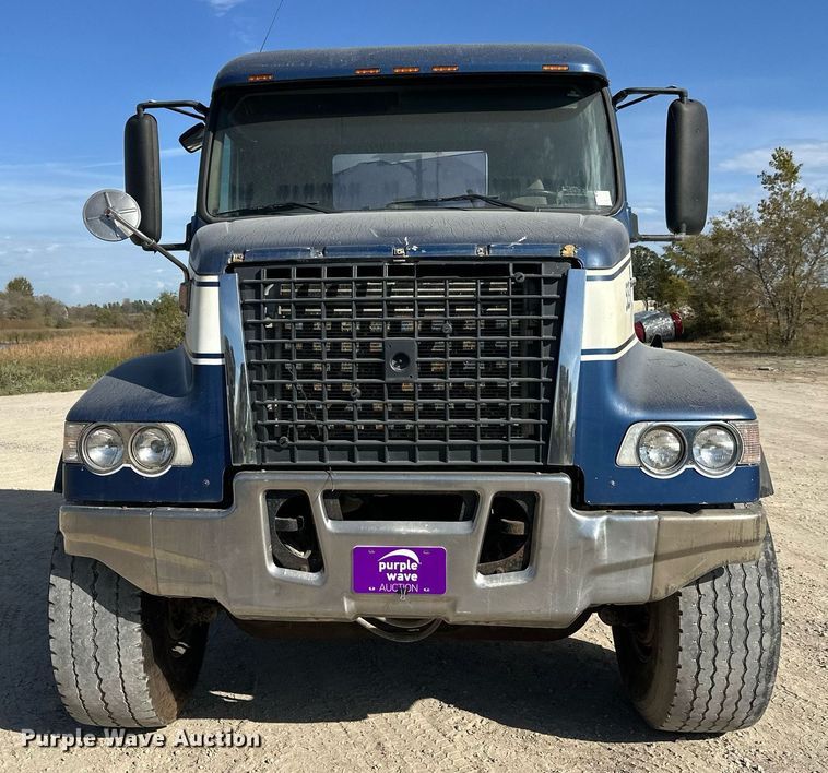 image for item DW4264 2002 Volvo VNL ready mix truck