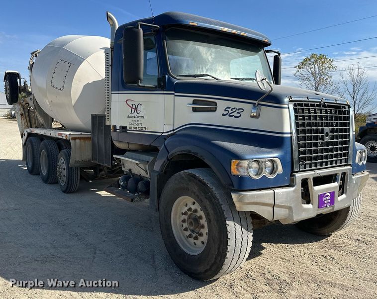 image for item DW4264 2002 Volvo VNL ready mix truck