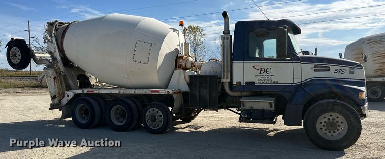 image for item DW4264 2002 Volvo VNL ready mix truck