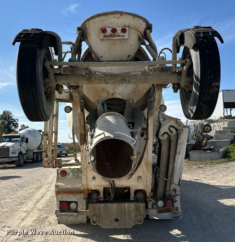 image for item DW4264 2002 Volvo VNL ready mix truck