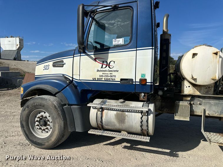 image for item DW4264 2002 Volvo VNL ready mix truck