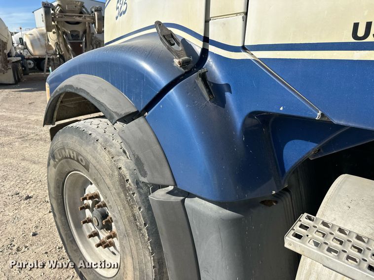 image for item DW4264 2002 Volvo VNL ready mix truck