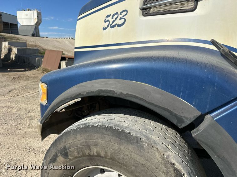 image for item DW4264 2002 Volvo VNL ready mix truck