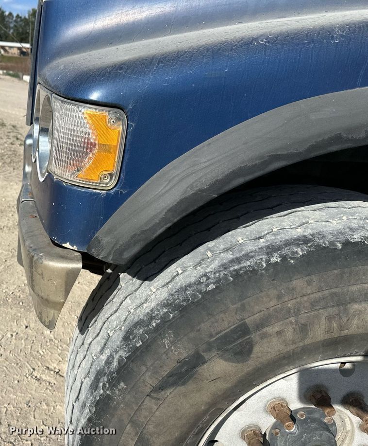 image for item DW4264 2002 Volvo VNL ready mix truck