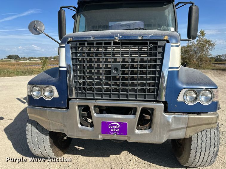 image for item DW4264 2002 Volvo VNL ready mix truck