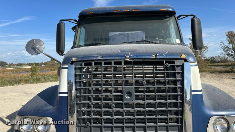 image for item DW4264 2002 Volvo VNL ready mix truck