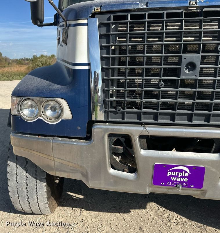 image for item DW4264 2002 Volvo VNL ready mix truck